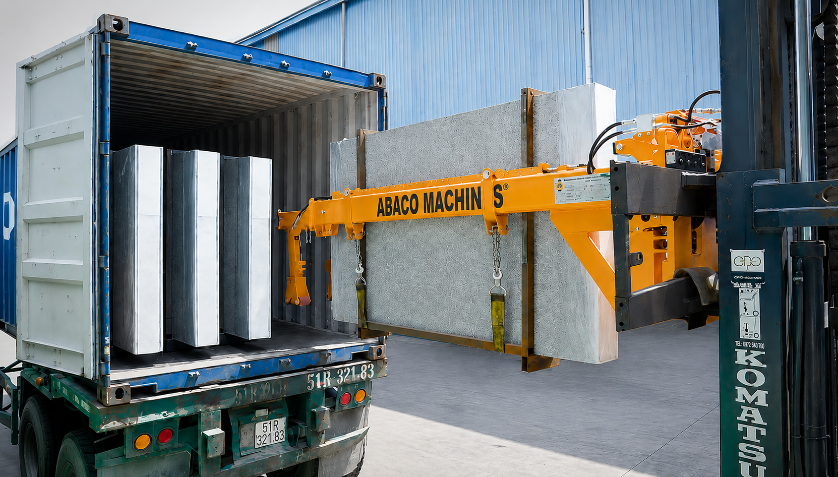 Slab-Bundle-Handler-operating-during-the-unloading-of-stone-bundles-from-a-container